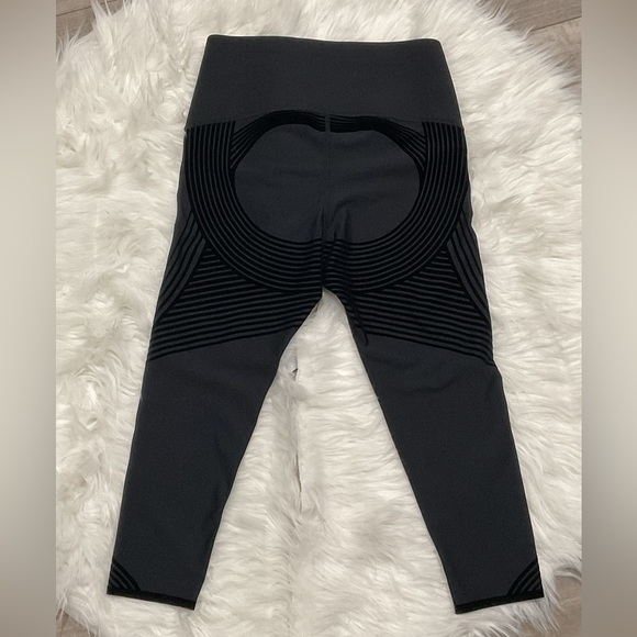 FANKA Body Sculpt Capri Leggings / Small / Black / (Reversible Wear) - Picture 2 of 5